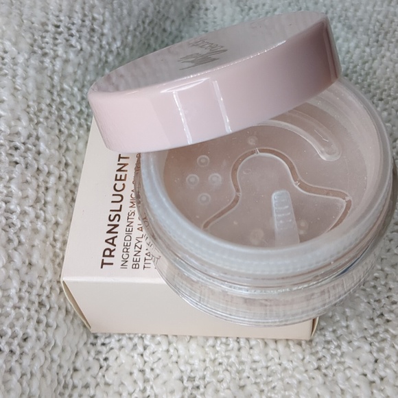 Basic Beauty Setting Powder in Translucent - Picture 3 of 10